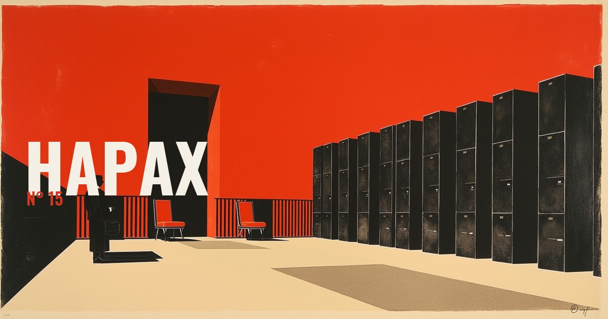 Bannière Hapax n°15 : une haute porte sombre ouverte dans un mur vermillon, une longue rangée d'armoires noires alignées sur la droite, un sol crème vide au premier plan